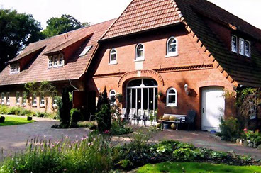 Gemeinschaftsraum im Haus Rosengarten mit Bewohnerinnen und Bewohnern